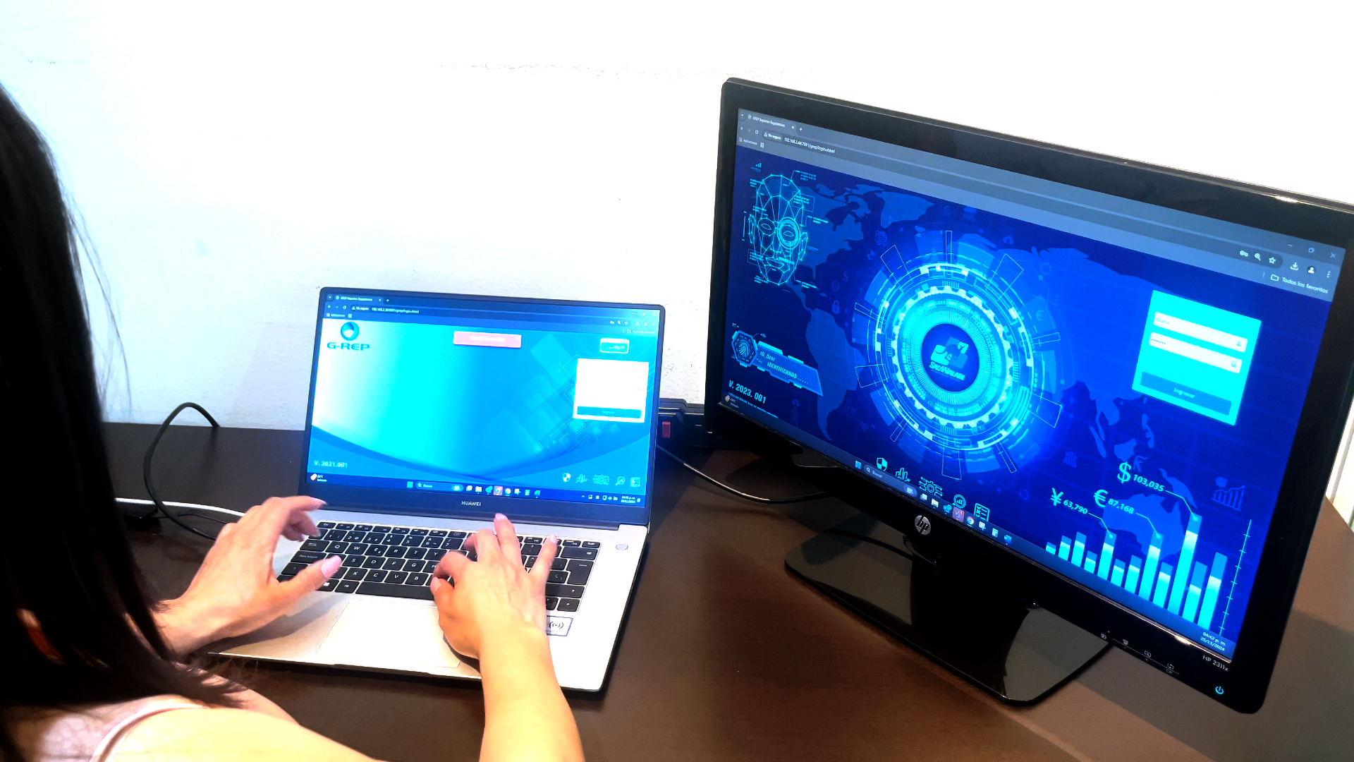 Mapa decorativo en vinil en la entrada de las oficinas de SAC-WALABI, reflejando su enfoque global en soluciones tecnológicas.